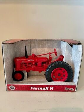 Vintage 1/16 Ertl McCprmick Farmall H die-cast toy tractor 2001 metal in box
